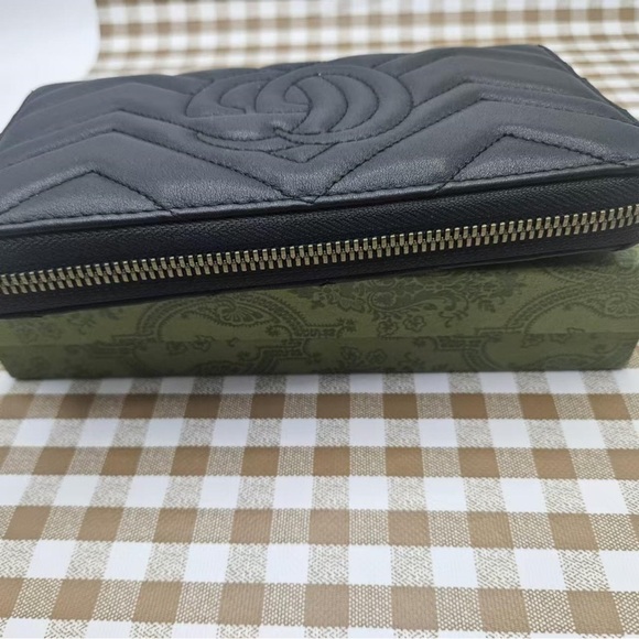 Gucci Black Chevron Wallet with Gold Logo - Picture 5 of 7